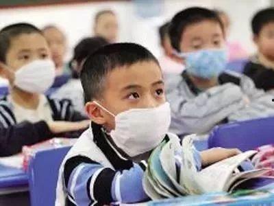 家长爆料学生带口罩视频,家长曝光学生佩戴口罩引发热议