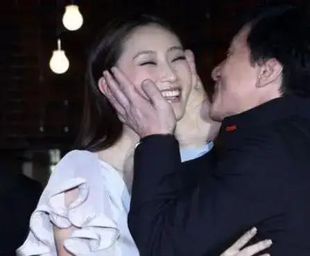 明星大爆料接吻视频合集,接吻瞬间，甜蜜瞬间，独家视频合集大放送